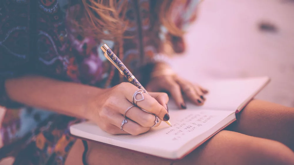 femme-ecrit-une-lettre